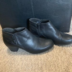 Clark’s Black Leather Booties 71/2